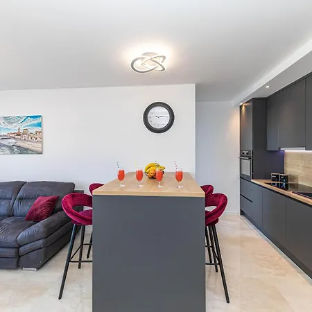 Apartman Lovely In Okrug Gornji Trogir