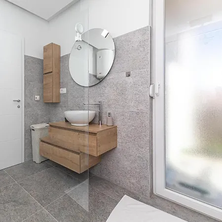 Awesome In Okrug Gornji With Wifi * Traù