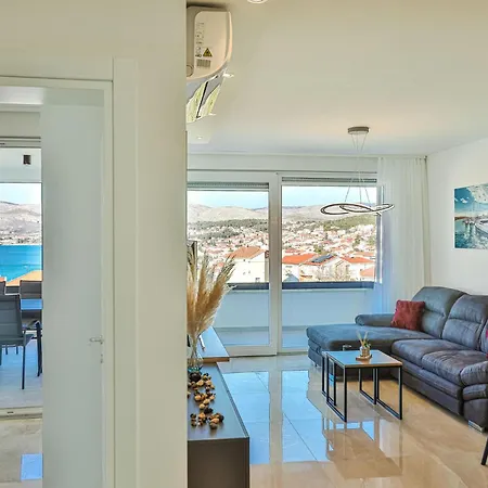 Awesome In Okrug Gornji With Wifi * Τρογκίρ